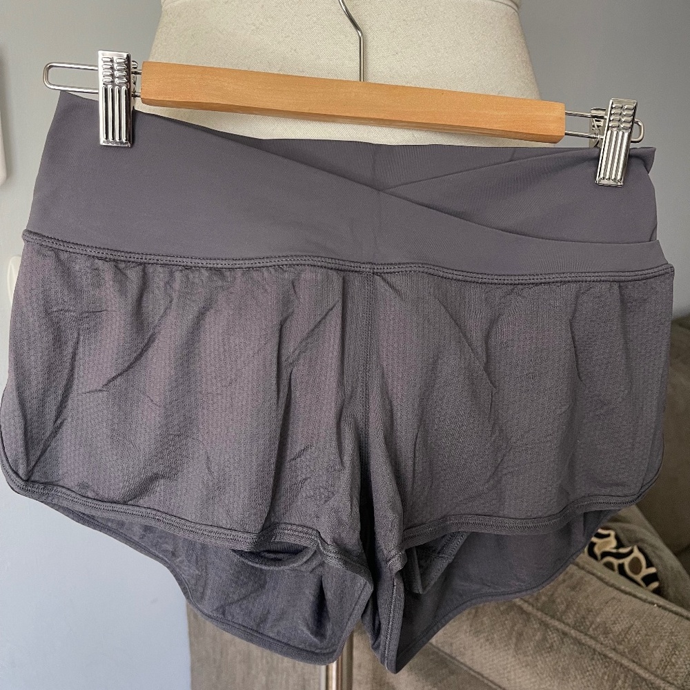 lululemon athletica Mesh Hot Yoga Short 2.5 in